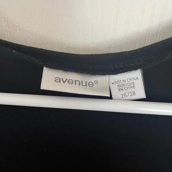 Avenue 26/28 black 3/4 sleeve with camouflage print. - Picture 4 of 5